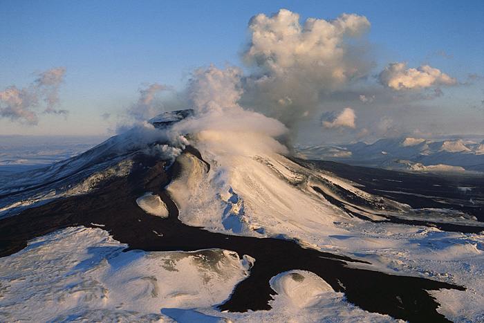 一为您指出著名的埃亚菲亚德拉冰盖(eyjafjallajkull 和海克拉火山