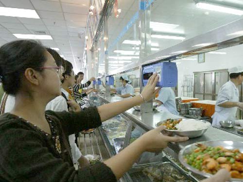 老总去食堂打饭_食堂阿姨打饭照片