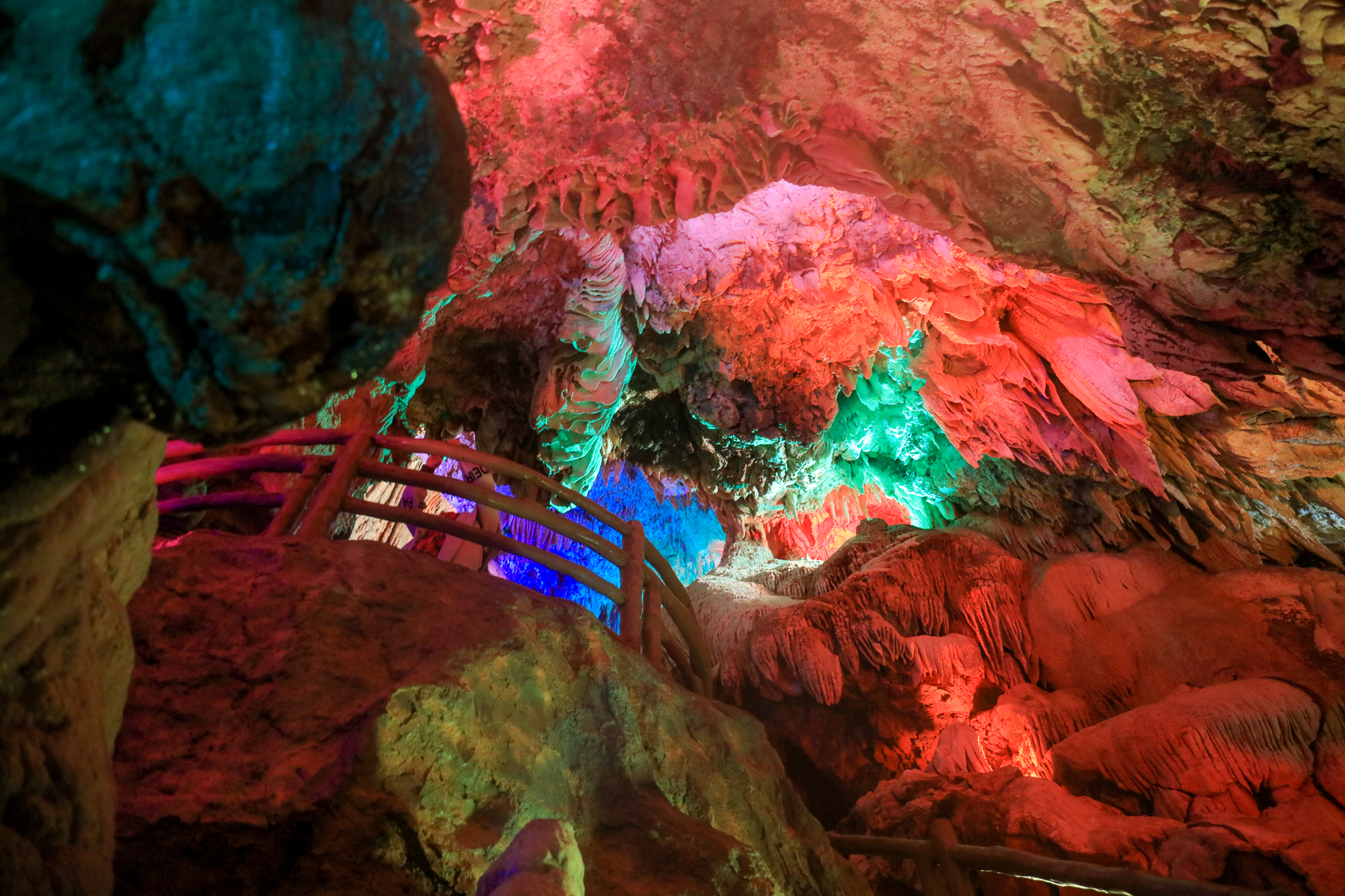 龙洞以三绝为龙潭奇观,即色彩斑斓的石笋,石柱等钟乳石,龙宫,天宫组成