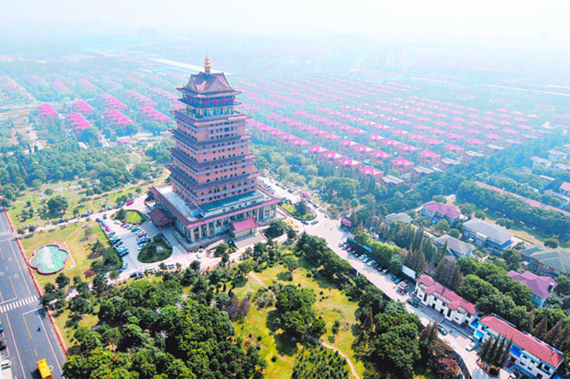 华西村隶属于江苏省江阴市华士镇,位于江阴市区东,华士镇西.