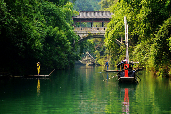 乘车赴【三峡人家】风景区,经宜莲公路至胡金滩码头,乘渡船至三峡人家