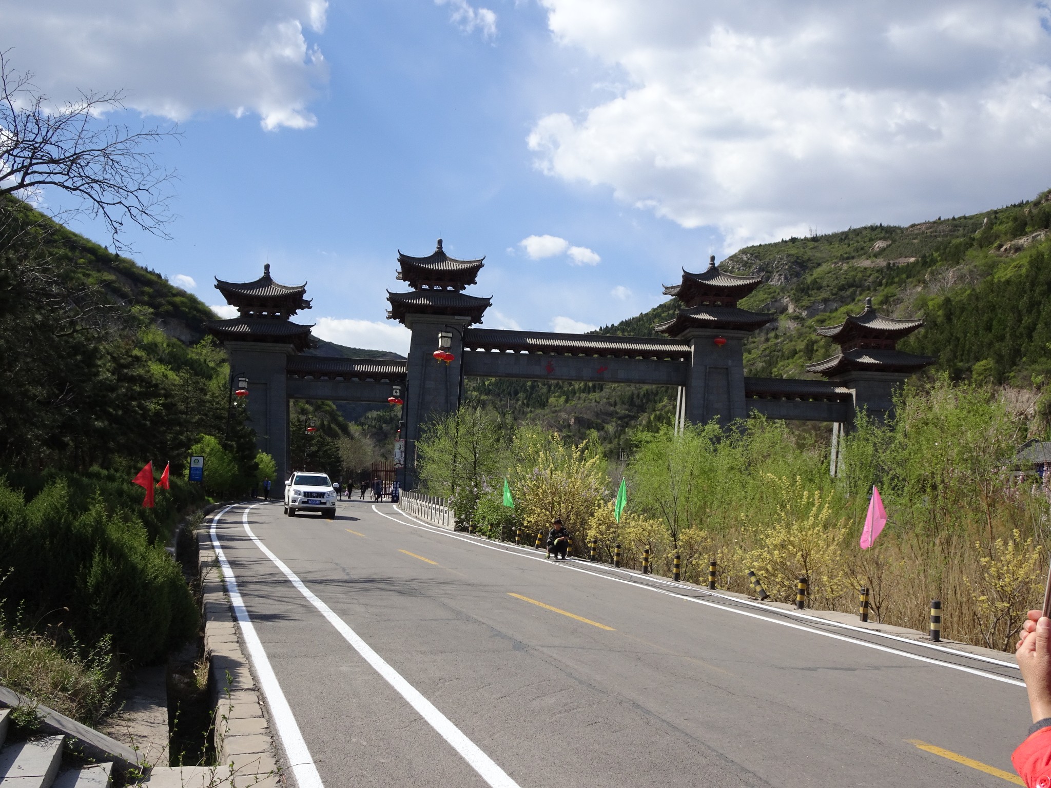 蒙山大佛風景區大門,蒙山大佛目前免票,乘坐往返旅遊車票價12元,大概3