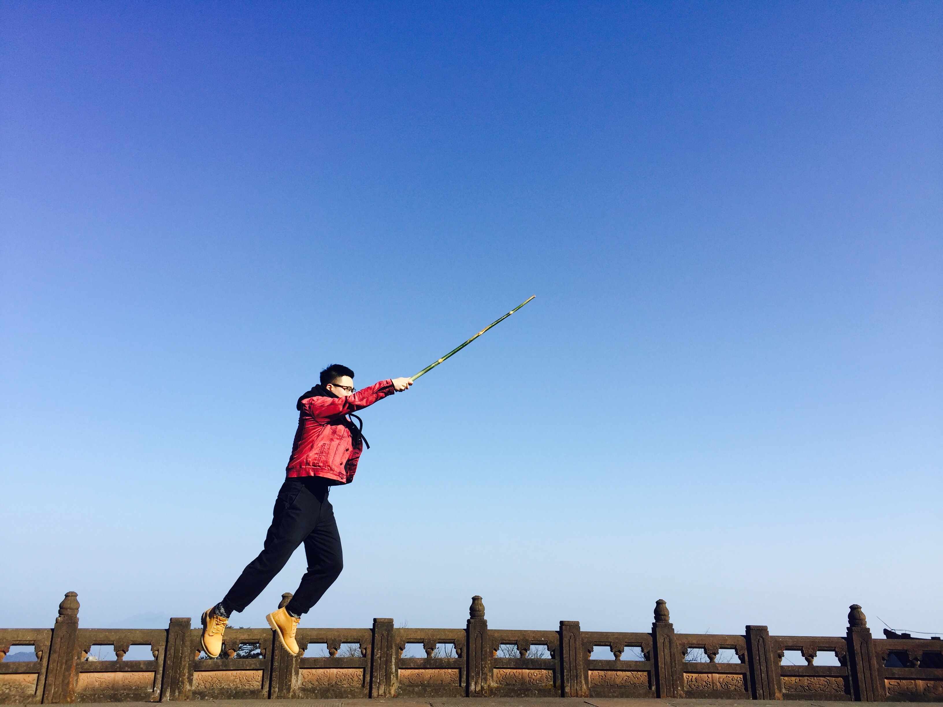 以剑指天 大喊 选我!