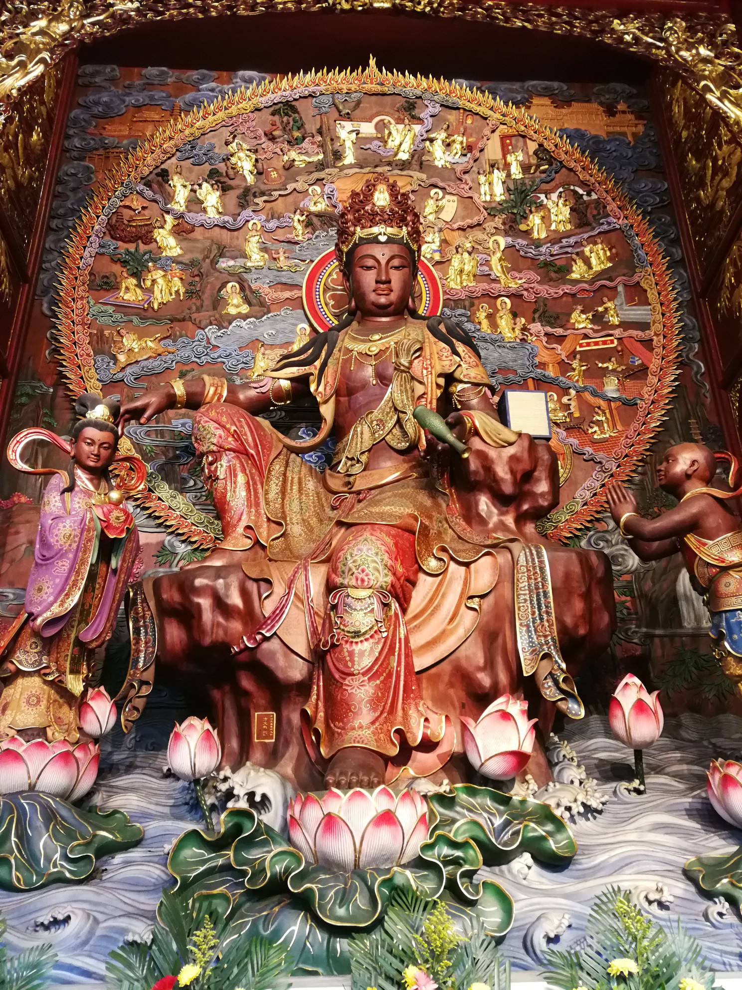 旅游攻略 省外 四川 乐山大佛 > 人山人海的乐山大佛  凌云寺大门前面