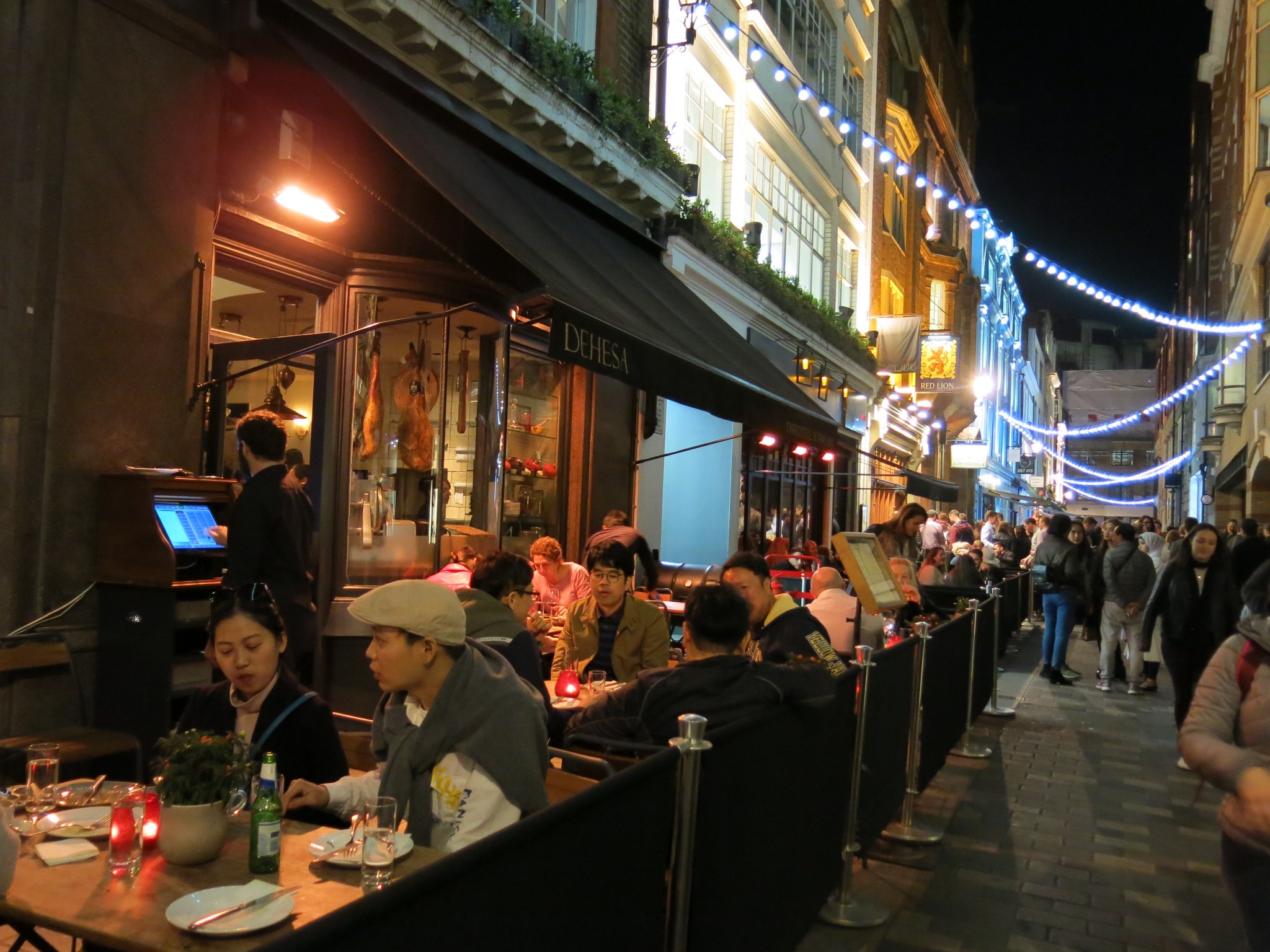 周五晚上的carnaby street,热闹滚滚,充满吃喝逛街的人潮.