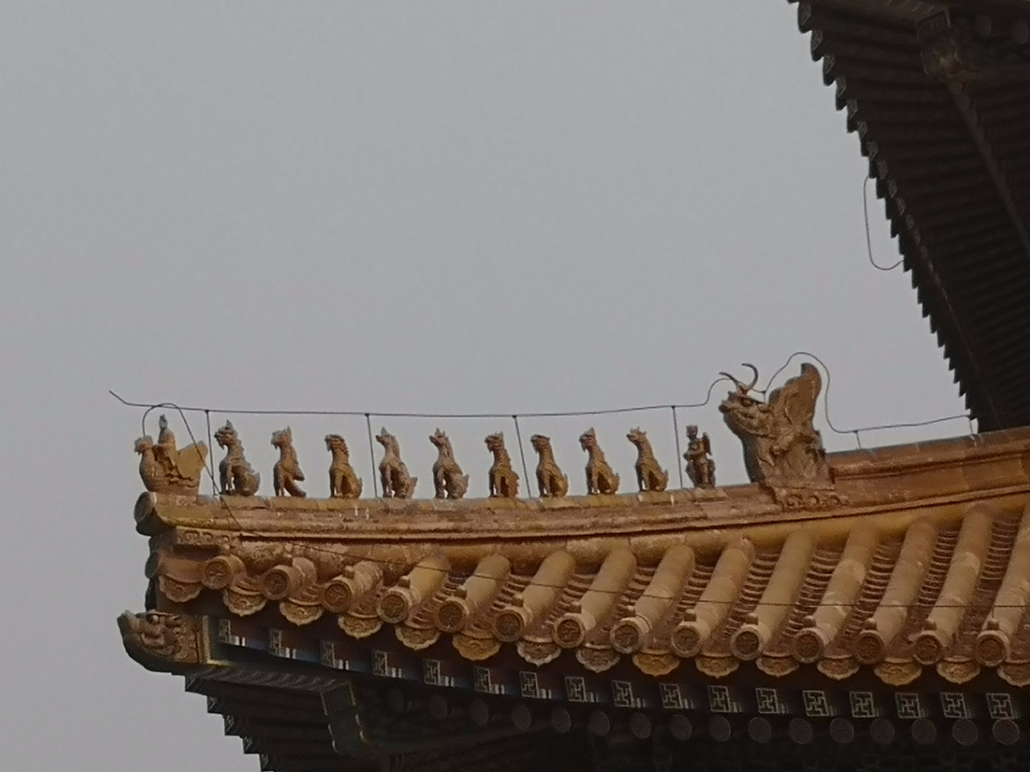 在四条垂脊上,排列着狻猊,斗牛,獬豸,凤,狎鱼这五只蹲兽,合起来就叫做