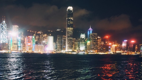 晚上的香港中环 wKgBEFtUgYKAHvriAAynI9s1BMw30.jpeg?imageView2%2F2%2Fw%2F600%2Fh%2F600%2Fq%2F90