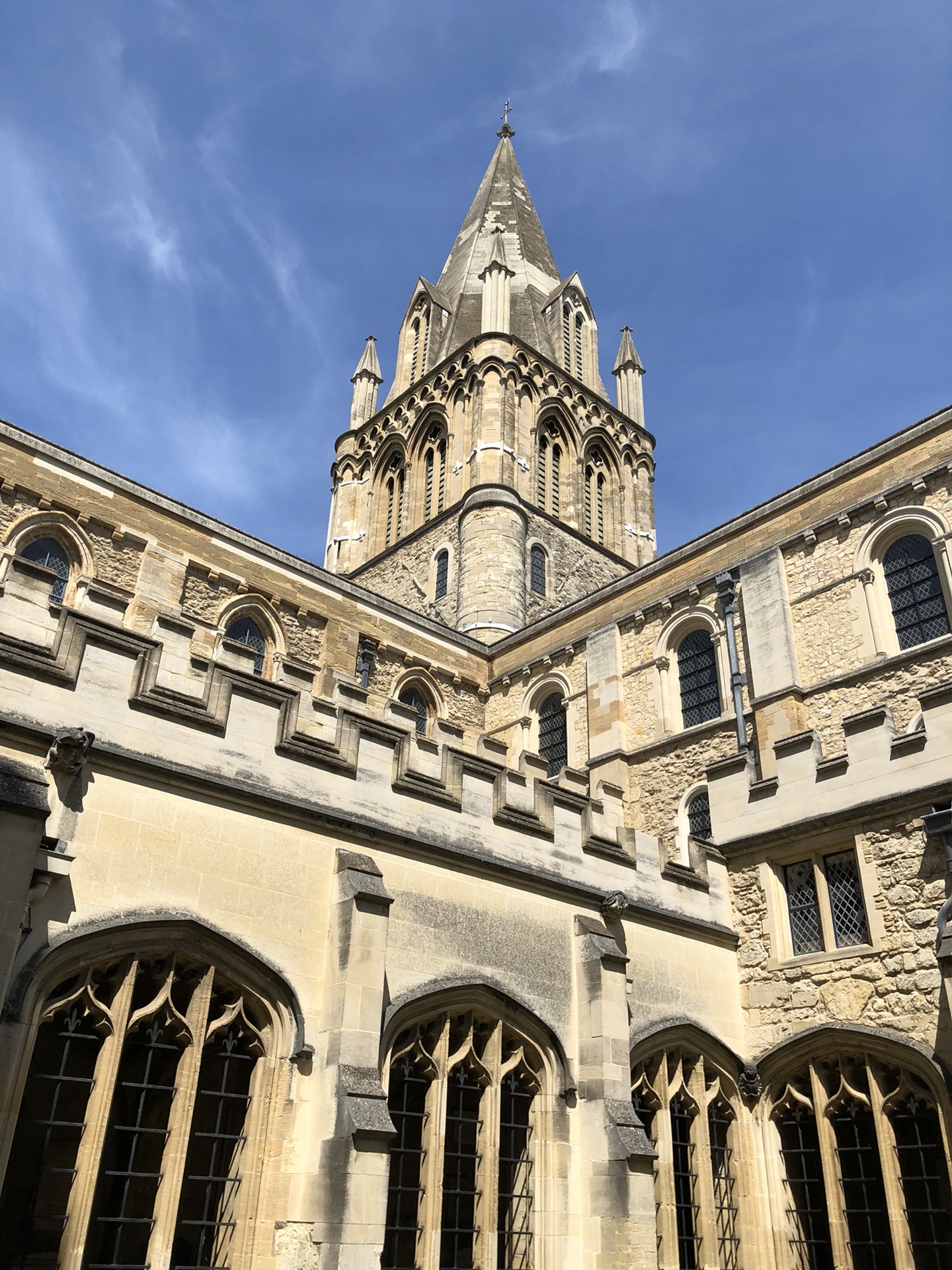 牛津基督教堂学院是英国牛津大学最大的学院