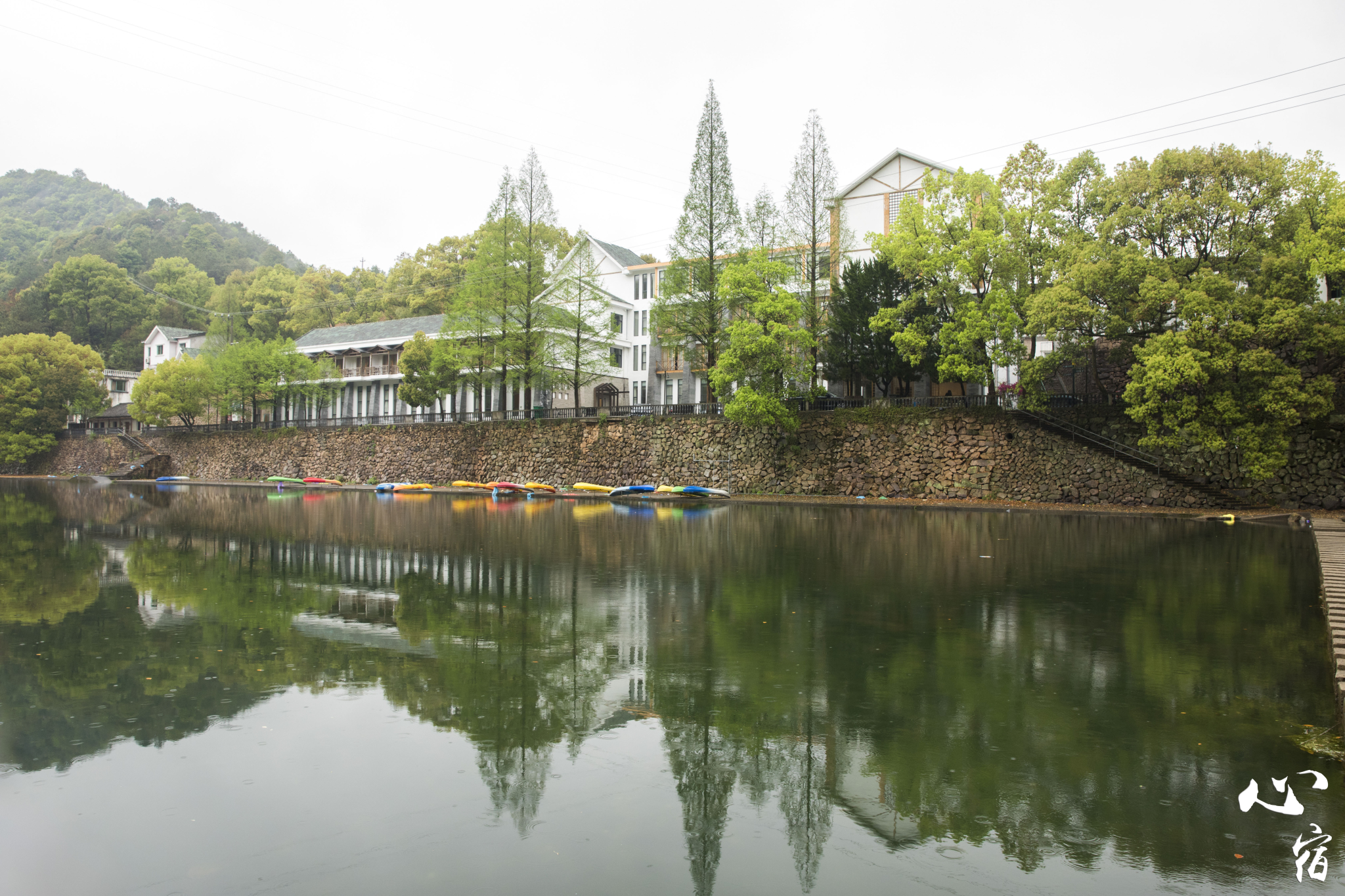 山庄坐落在绿水青山的怀抱中