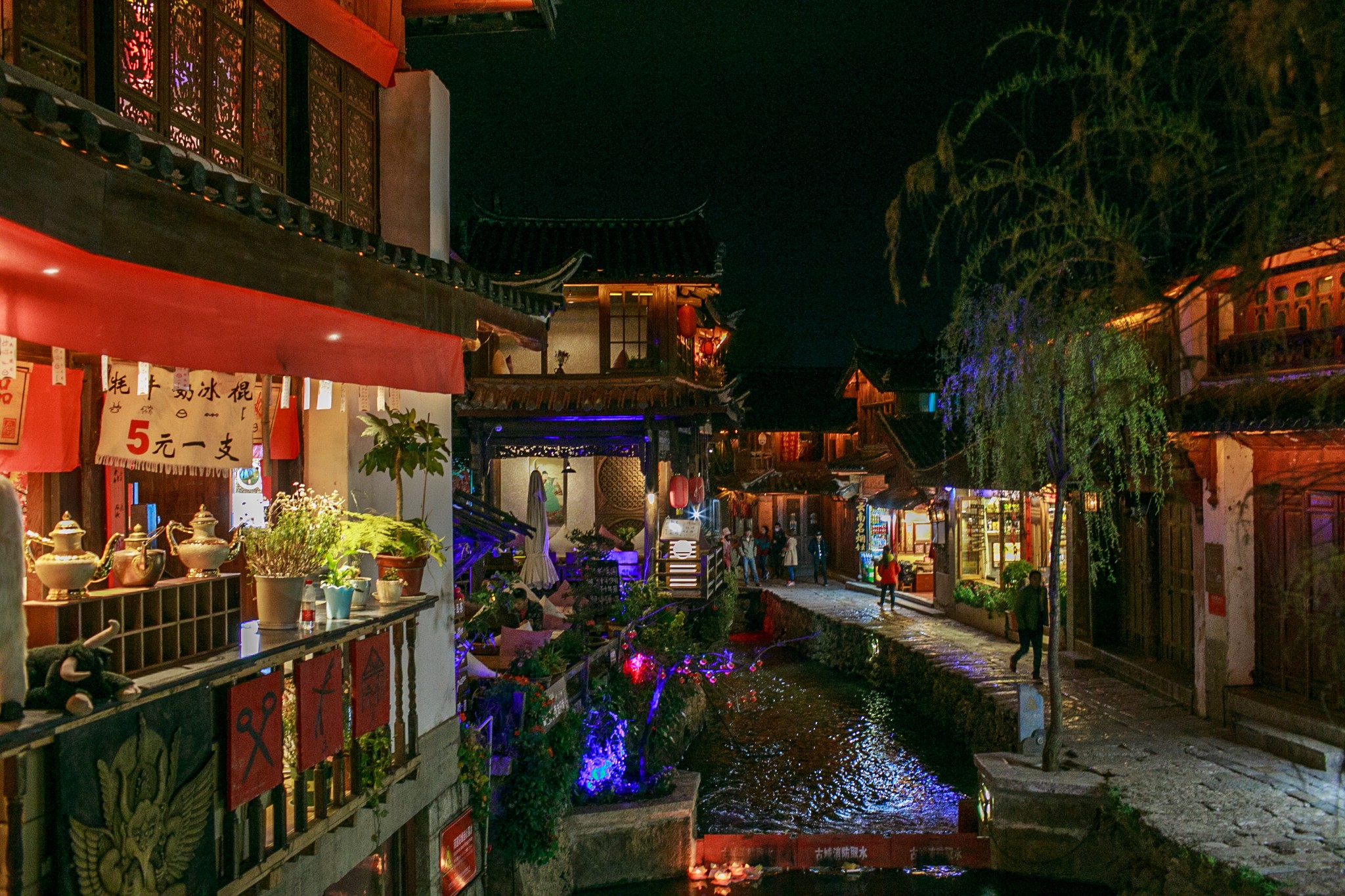 大石桥上人来人往,各个小酒馆里传来阵阵歌声,这就是丽江的味道.