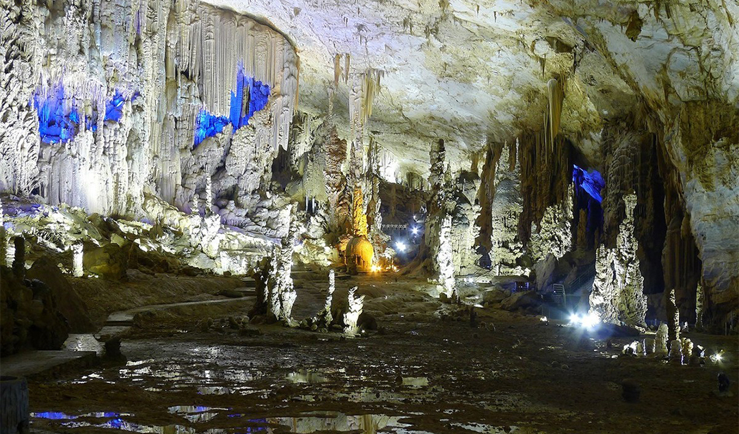 地面岩溶較為發育,溶溝,溶槽和石灰岩峰群,溶洞,伏流等以岩溶地貌為主