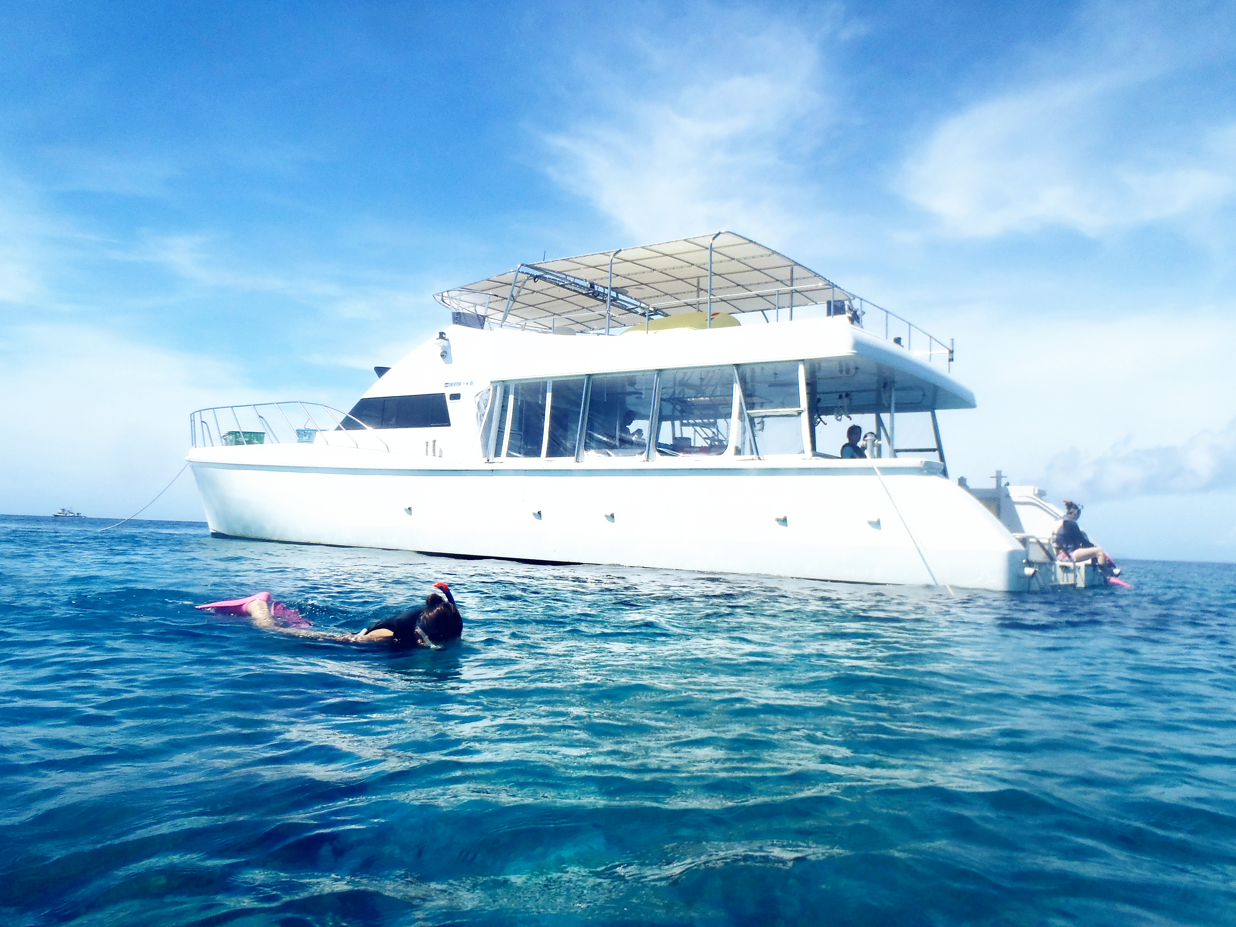 双体船大型快艇(可乘坐60名),提供免费茶水,淋浴间,卫生间,船上服务