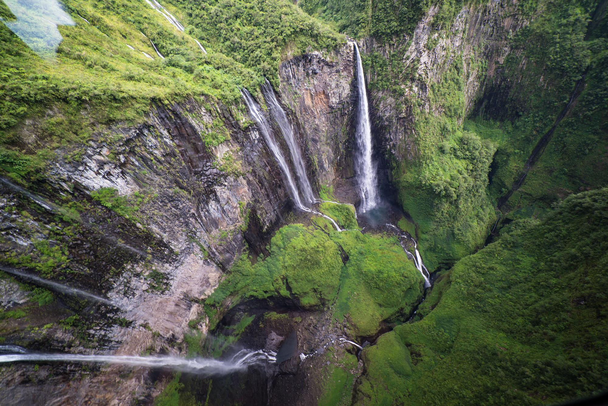 俯瞰一条条垂落的瀑布.