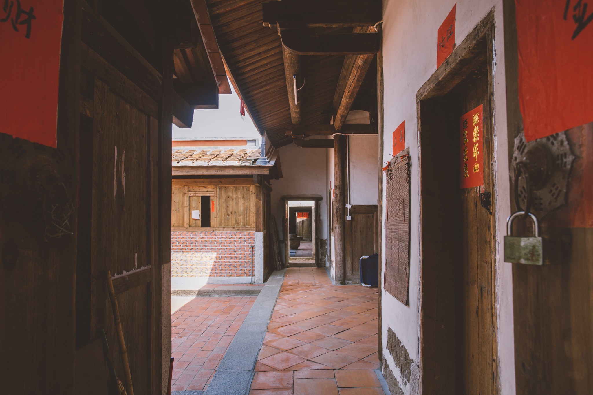 走进闽南四合院会发现里面很有意思,两边的门