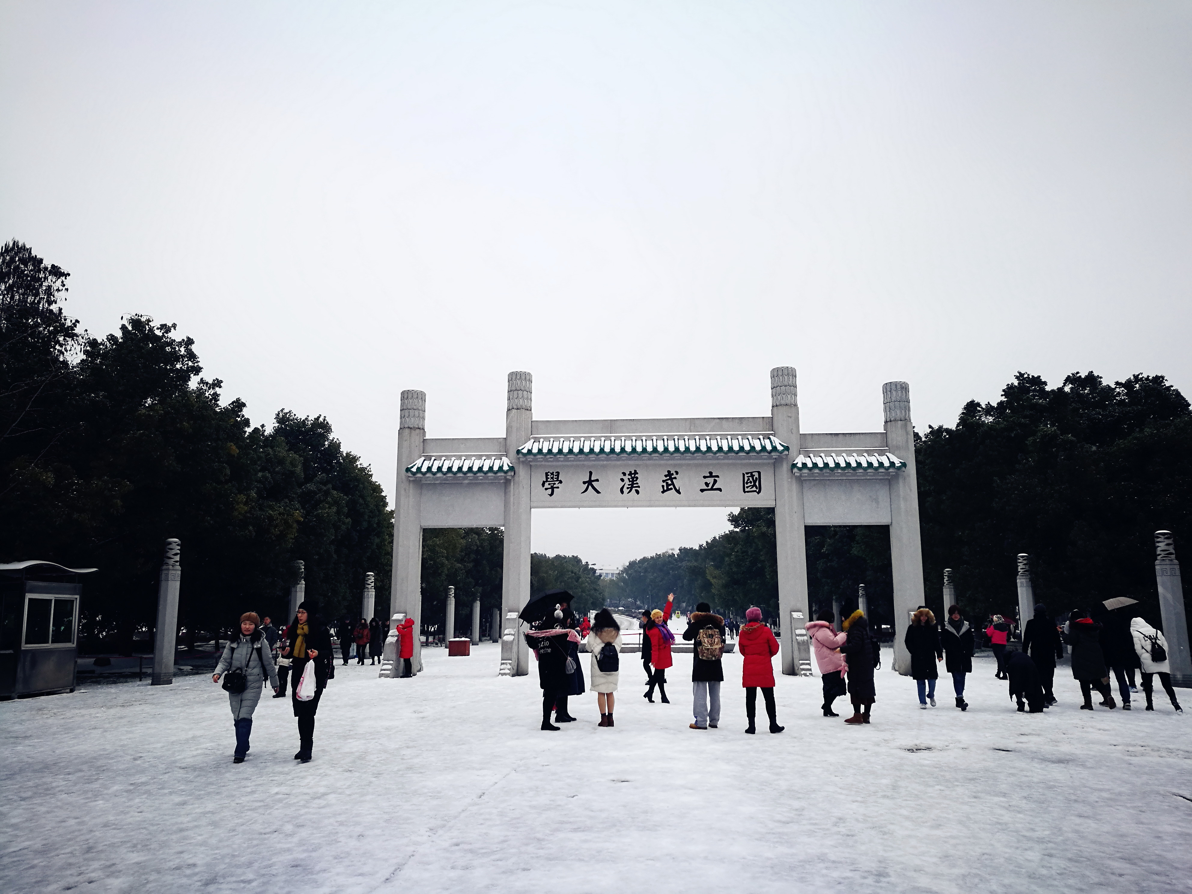 请问武汉大学打卡校门是哪个门?从武大哪个门出去是东湖?