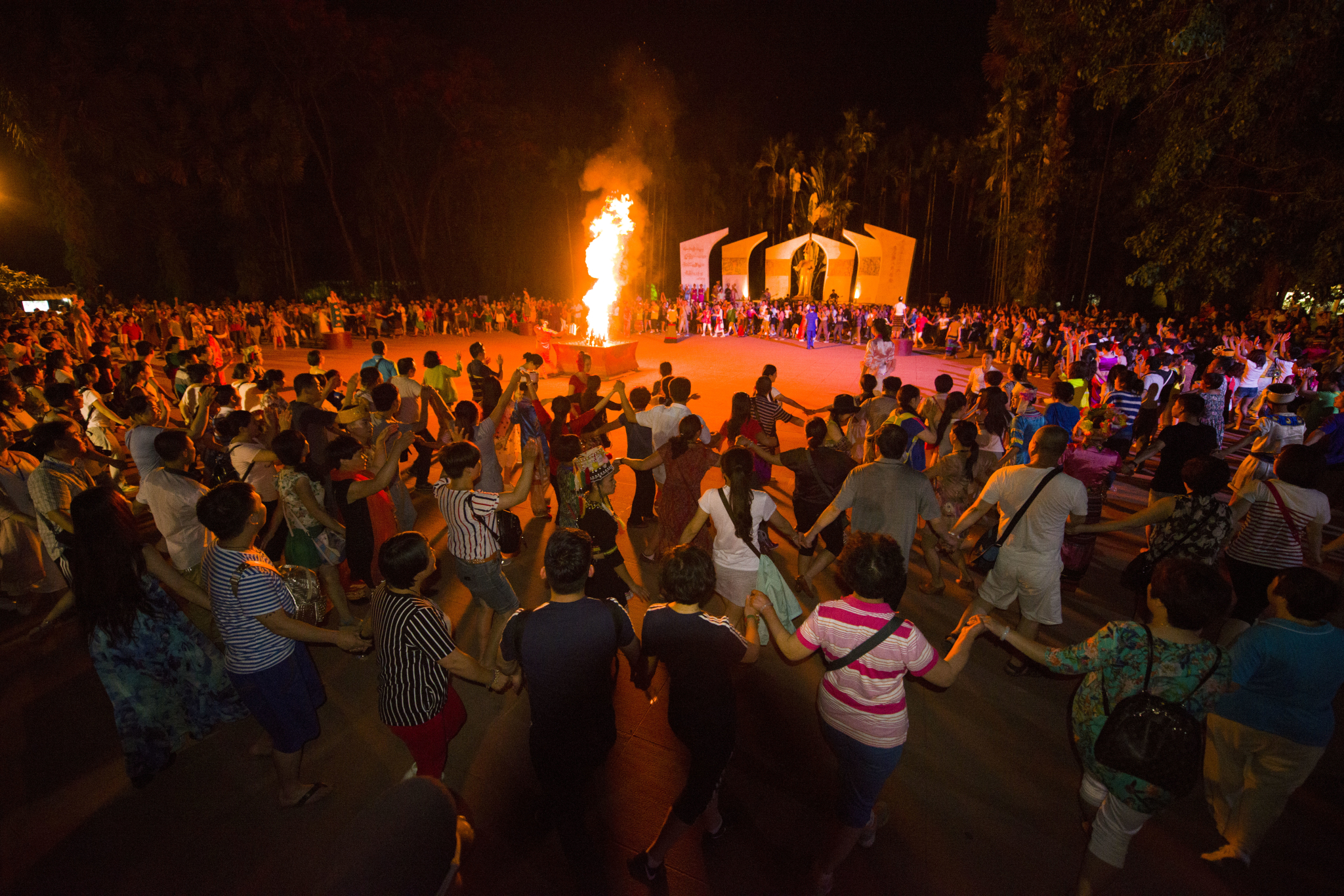 泼水节,放水灯,大象,上竹楼,吃傣家饭,篝火晚会,这才是西双_西双版纳