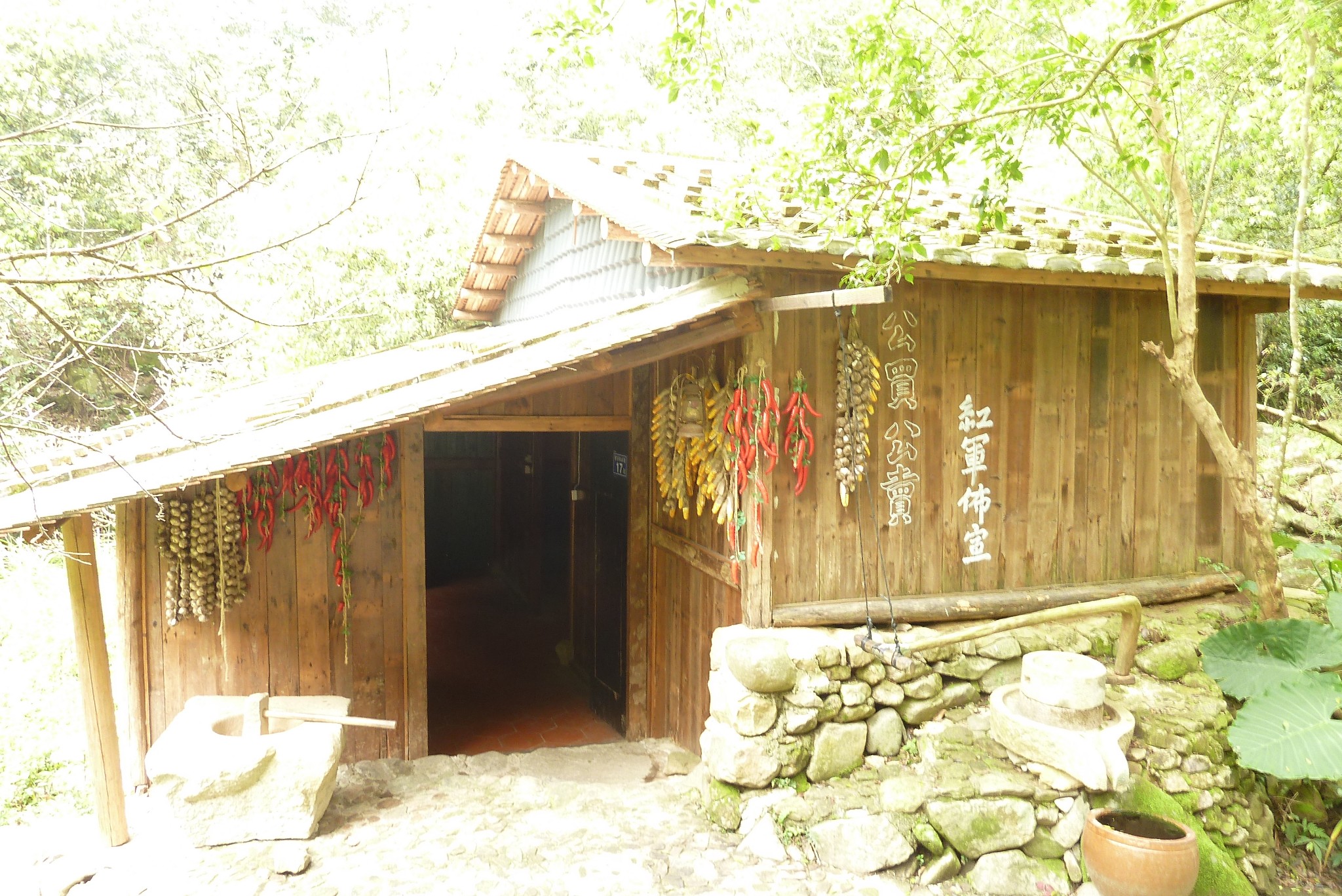 青山红房绿水猜成语_青山绿水图片