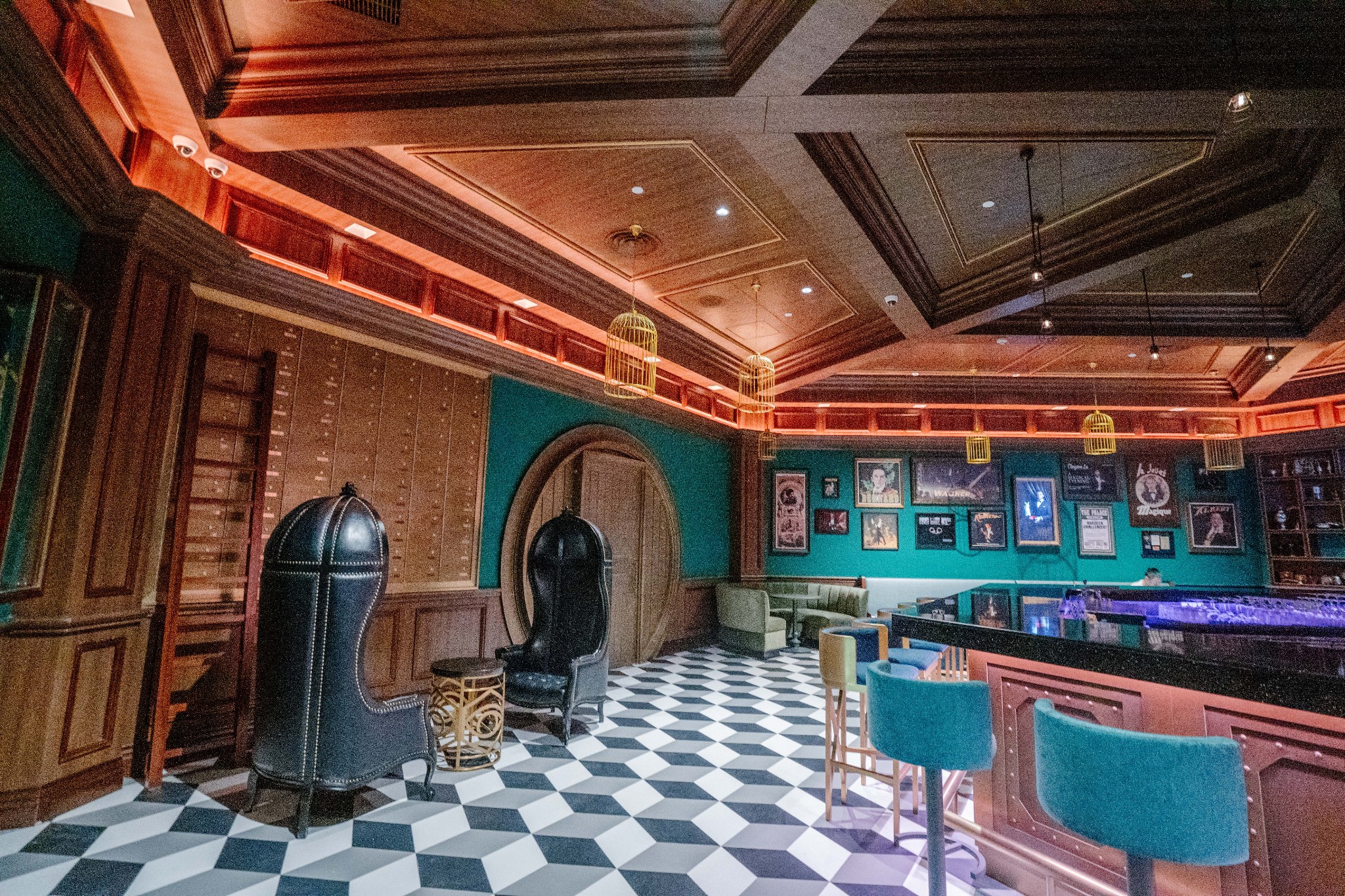 "天眼魔界"酒吧的灵感来自于惊天魔盗团电影系列, 这里是天眼骑士团