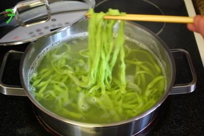 自己做手擀面怎么做筋道 wKgBtE-gE83xqggJAAHMd5ZPquY76.jpeg?imageView2%2F2%2Fw%2F680%2Fq%2F90