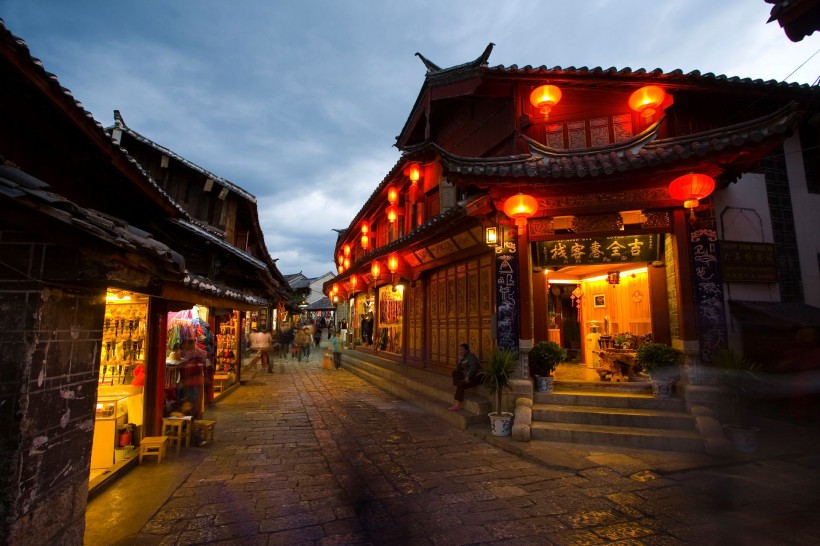 大游船 挑战玉龙雪山 漫步丽江古城 参加泸沽湖篝火晚会 深度体验当地