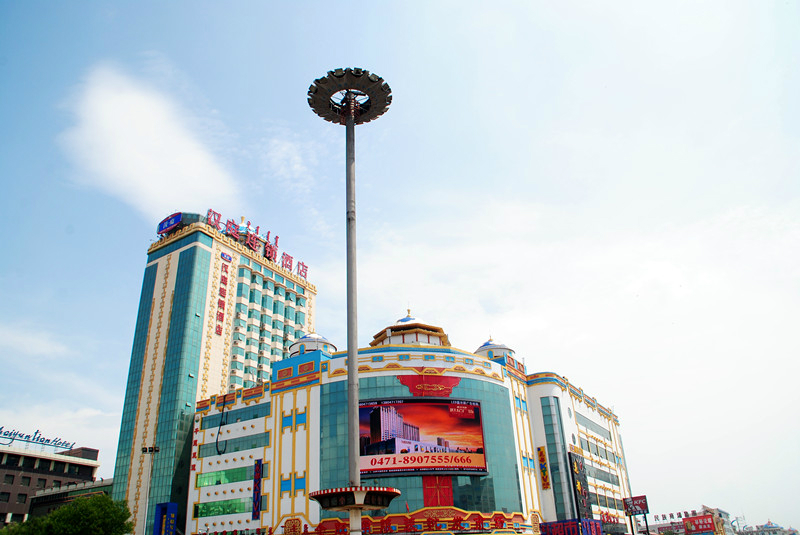 就在伊斯兰风情街和蒙古风情街交界处,出门就可以看到伊利广场.