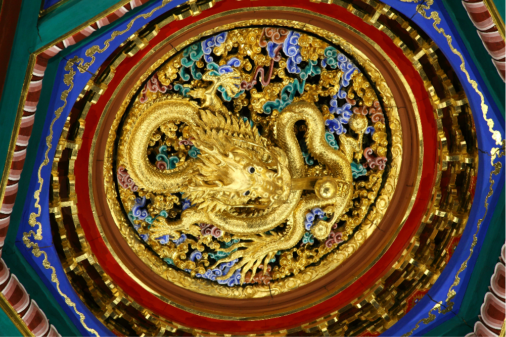 这是南京阅江楼顶上的藻井,属于现代建筑装饰了.