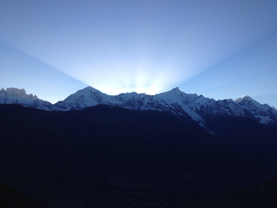 梅里雪山婚纱照_梅里雪山日照金山图片(2)