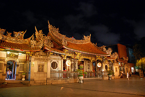 龙山寺对面就是艋舺夜市了.