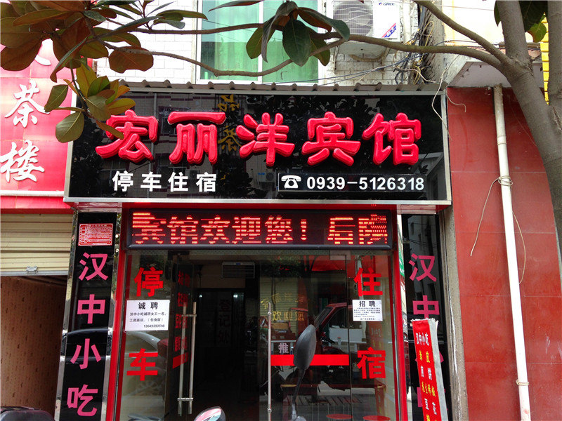 最喜欢的是宾馆门口的早点,花生稀饭,煎饼卷菜,.