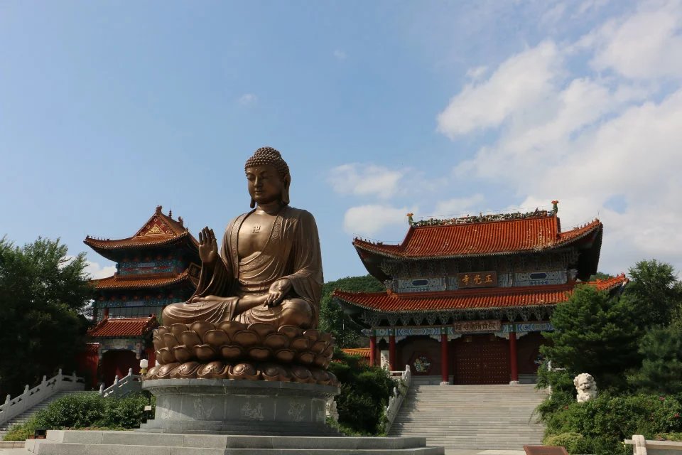 地势优越,环境清幽,苍山拥古寺,碧水抱新垣,的确是一块梵界净土