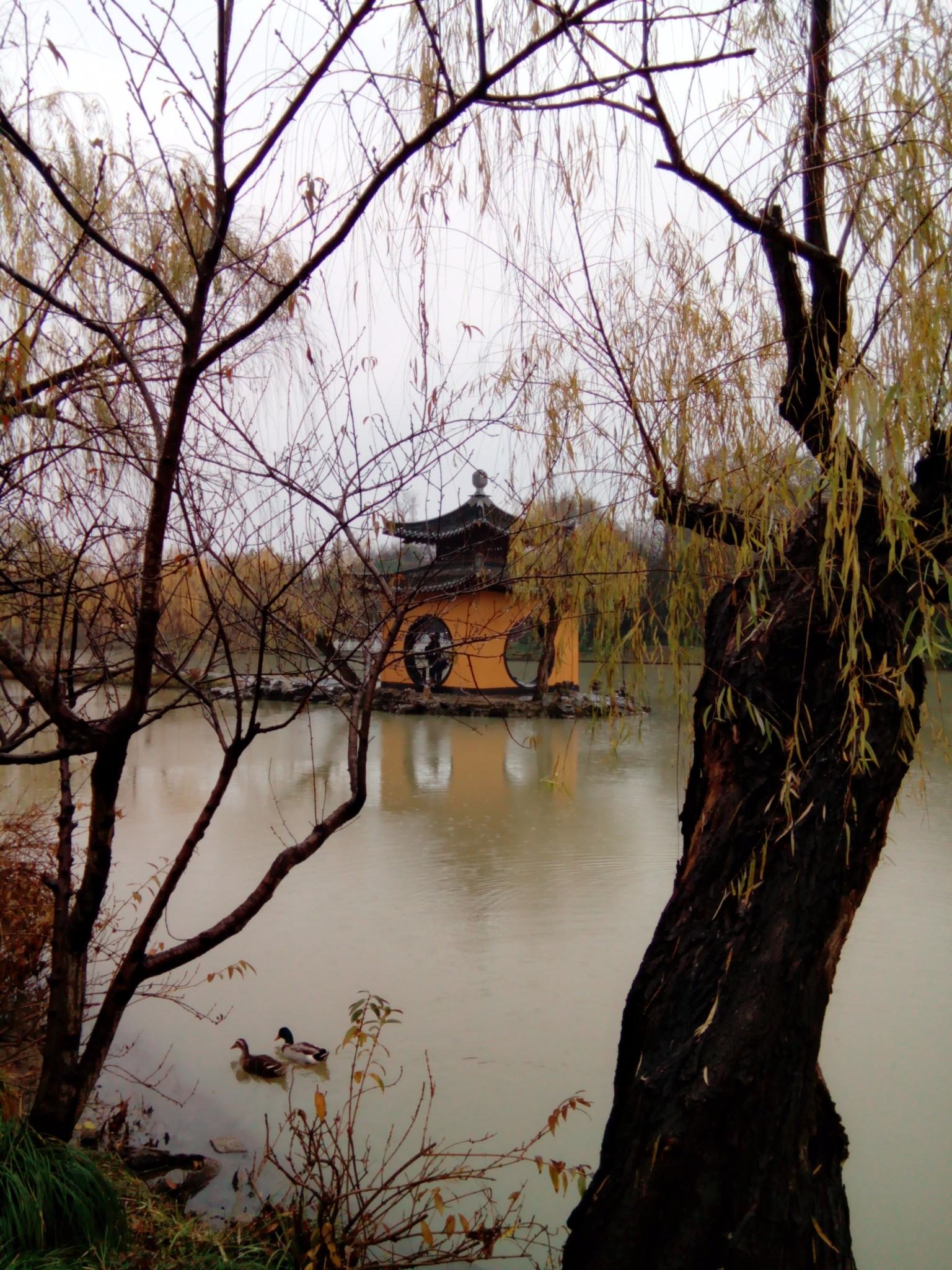 二十四橋由落帆棧道,單孔拱橋,九曲橋及吹蕭亭組合而成,中間的玉帶狀