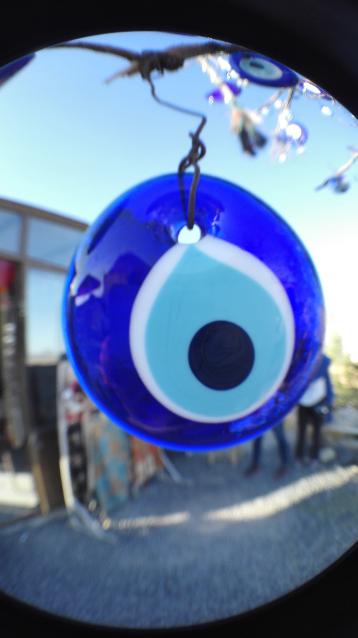 据说:  "这个恶魔之眼,是土耳其最出名的手信,亦是最邪的东西.