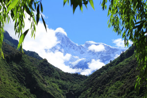 南迦巴瓦峰:是中国西藏林芝地区最高山峰,海拔